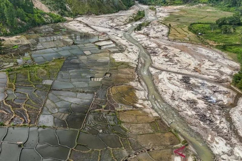 Foto udara sawah terdampak bencana. Foto: Raisan Al Farisi/ANTARA FOTO