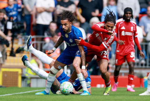 Malo Gusto dari Chelsea beraksi dengan Rio Ngumoha dari Liverpool pada pertandingan Liga Inggris antara Liverpool vs Chelsea di Anfield, Liverpool, Inggris, Sabtu (9/5/2026). Foto: Phil Noble/REUTERS