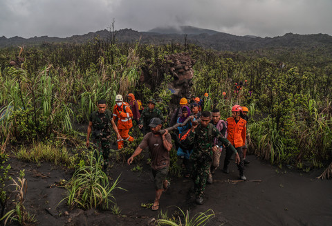 Tim SAR gabungan membawa kantong berisi jenazah pendaki korban erupsi Gunung Dukono di Kecamatan Galela, Kabupaten Halmahera Utara, Maluku Utara, Sabtu (9/5/2026). Foto: Andri Saputra/ANTARA FOTO