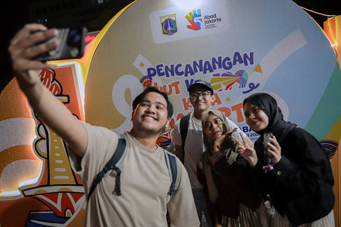 Sejumlah pengunjung berfoto dalam acara Pencanangan HUT ke-499 Kota Jakarta di Plaza Festival, Jakarta, Sabtu (9/5/2026). Foto: Jamal Ramadhan/kumparan