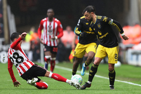 Enzo Le Fee dari Sunderland beraksi dengan Bruno Fernandes dari Manchester United pada pertandingan Liga Inggris antara Sunderland vs Manchester United di Stadion of Light, Sunderland, Inggris, Sabtu (9/5/2026). Foto: Scott Heppell/REUTERS