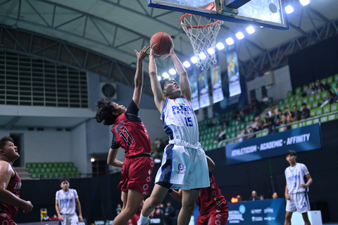 Pertandingan kedua Campus League 2026 - Basketball Regional Samarinda Season 1, Jumat (8/5/2026) yang menyajikan laga antara Politeknik Negeri Balikpapan (jersey putih) dan Universitas Muhammadiyah Kalimantan Timur (jersey merah). Foto: Dok. Campus League