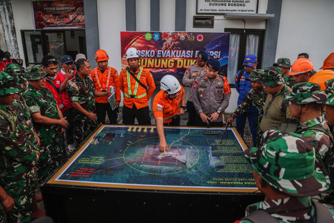 Kepala Basarnas Ternate Iwan Ramdani (tengah) bersama tim SAR gabungan menunjukan peta titik lokasi korban pendaki erupsi Gunung Dukono yang belum ditemukan, di Posko Evakuasi, Kabupaten Halmahera Utara, Malut, Minggu (10/5/2026). Foto: Andri Saputra/ANTARA FOTO