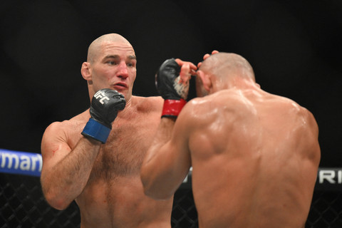 Khamzat Chimaev (sarung tinju merah) bertarung melawan Sean Strickland (sarung tinju biru) selama UFC 328 di Prudential Center, Newark, Sabtu (9/5/2026). Foto: John Jones/Imagn Images via Reuters