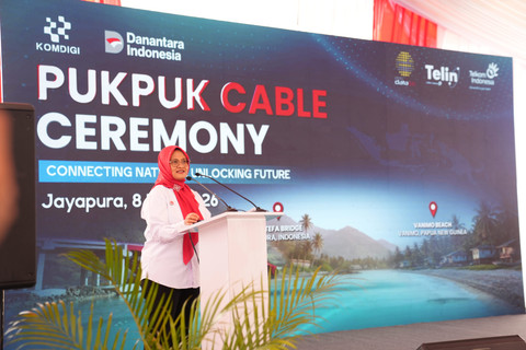 Direktur Utama Telkom, Dian Siswarini, memberikan sambutan dalam peresmian Sistem Kabel Laut Pukpuk (Puk-Puk 1) hasil kolaborasi dengan PNG DataCo di Telkom Witel Jayapura, Papua, Jumat (8/5). Foto: dok. Telkom.