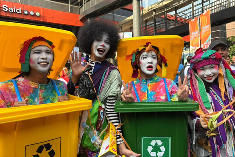 Komunitas IKJ-Mime mengedukasi masyarakat dalam rangka &ldquo;Jaga Jakarta Bersih, Gerakan Pilah Sampah&rdquo; saat CFD di kawasan Rasuna Said, Jakarta Selatan, Minggu (10/5/2026). Foto: Nasywa Athifah/kumparan
