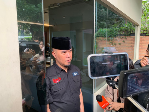 Ahmad Dhani tiba di rumah sakit JWCC Jakarta Selatan, Minggu (10/5/2026). Foto: Vincentius Mario/kumparan
