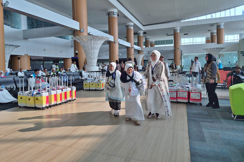 Suasana jemaah haji kloter 24 jelang keberangkatan dari Bandara Kertajati. Foto: Fadjar Hadi/kumparan