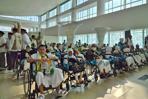Suasana jemaah haji kloter 24 jelang keberangkatan dari Bandara Kertajati. Foto: Fadjar Hadi/kumparan