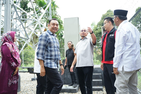 Wakil Ketua Komisi VI DPR Fraksi Gerindra, Andre Rosiade, meresmikan operasional tower BTS Telkomsel di Malalak, Kabupaten Agam, Sumatera Barat, Minggu (10/5/2026). Foto: Dok. Istimewa