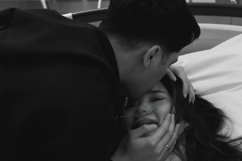Pasangan Al Ghazali menemani Alyssa Daguise saat melahirkan anak pertama. Foto: Instagram/ @alghazali7