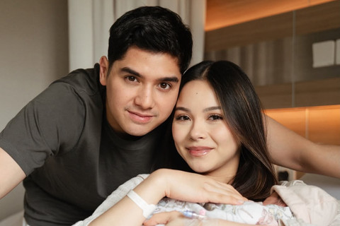 Pasangan Al Ghazali menemani Alyssa Daguise saat melahirkan anak pertama. Foto: Instagram/ @alghazali7