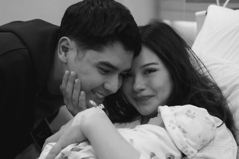 Pasangan Al Ghazali menemani Alyssa Daguise saat melahirkan anak pertama. Foto: Instagram/ @alghazali7