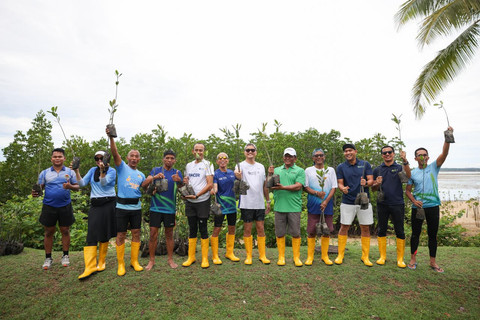 Bank Mandiri menggandeng para pelari peserta Mandiri Bintan Marathon (MBM) 2025 melakukan penanaman bibit bakau di kawasan muara sungai Kecamatan Teluk Sebong, Lagoi, wilayah Pelabuhan Bandar Bentan Telani Ferry Terminal, Bintan Resorts. Foto: dok. Bank Mandiri.