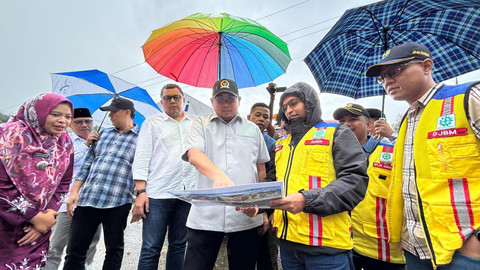 Wakil Ketua Komisi VI DPR RI dari Fraksi Gerindra Andre Rosiade bersama Kepala BPJN Sumatra Barat Elsa Putra Friandi meninjau progres pembangunan dan penanganan jalan di Kecamatan Malalak, Kabupaten Agam, Minggu (10/5/2026). Foto: Dok. Istimewa