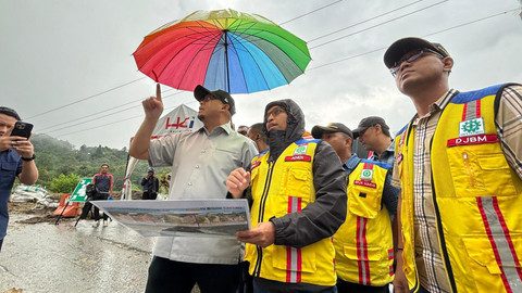 Wakil Ketua Komisi VI DPR RI dari Fraksi Gerindra Andre Rosiade bersama Kepala BPJN Sumatra Barat Elsa Putra Friandi meninjau progres pembangunan dan penanganan jalan di Kecamatan Malalak, Kabupaten Agam, Minggu (10/5/2026). Foto: Dok. Istimewa
