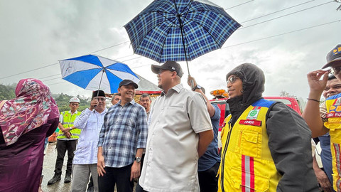 Wakil Ketua Komisi VI DPR RI dari Fraksi Gerindra Andre Rosiade bersama Kepala BPJN Sumatra Barat Elsa Putra Friandi meninjau progres pembangunan dan penanganan jalan di Kecamatan Malalak, Kabupaten Agam, Minggu (10/5/2026). Foto: Dok. Istimewa