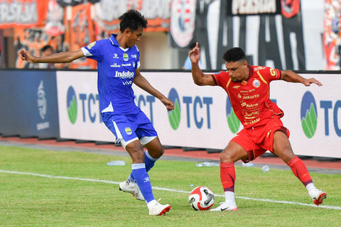 Pesepak bola Persija Jakarta Alaaeddine Ajaraie (kanan) berebut bola dengan pesepak bola Persib Bandung Kakang Rudianto (kiri) pada pertandingan BRI Super League di Stadion Segiri, Samarinda, Kalimantan Timur, Minggu (10/5/2026). Foto: Angga Palguna/ ANTARA FOTO