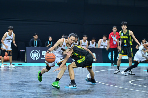 Universitas Mulawarman (jersey hitam) sukses menjadi Juara Campus League 2026 -Basketball Regional Samarinda Season 1 usai memuncaki klasemen dengan koleksi 6 poin. Hasil ini membuat mereka meraih tiket ke tahap The National Jakarta. Foto: Dok. Campus League