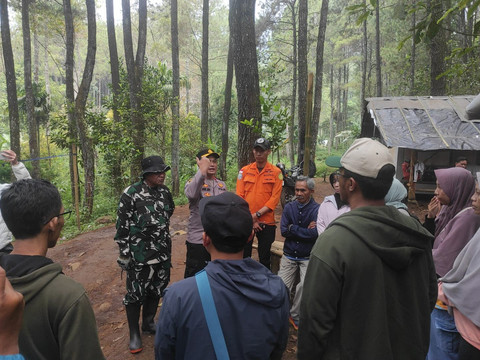 Tim gabungan SAR Bandung, Brimob, dan Tim Ranger Pasir Kuda melakukan pencarian terhadap pendaki yang tersesat di Gunung Puntang, Kecamatan Arjasari, Kabupaten Bandung pada Minggu (10/5/2026). Foto: Dok. Kantor SAR Bandung