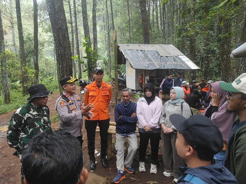 Tim gabungan SAR Bandung, Brimob, dan Tim Ranger Pasir Kuda melakukan pencarian terhadap pendaki yang tersesat di Gunung Puntang, Kecamatan Arjasari, Kabupaten Bandung pada Minggu (10/5/2026). Foto: Dok. Kantor SAR Bandung