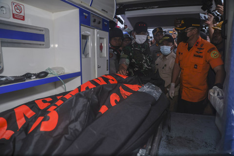 Tim SAR gabungan memasukkan kantong jenazah pendaki korban erupsi Gunung Dukono ke dalam mobil ambulans setelah berhasil dievakuasi di Desa Mamuya, Kecamatan Galela, Kabupaten Halmahera Utara, Maluku Utara, Minggu (10/5/2026). Foto: Andri Saputra/ANTARA FOTO