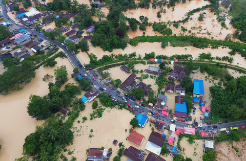 Foto udara Permukiman penduduk yang  terendam di sekitar Kali Wanggu yang meluap akibat curah hujan tinggi di Kelurahan Lepo-lepo, Kendari, Sulawesi Tenggara, Minggu (10/5/2026). Foto: Jojon/ANTARA FOTO