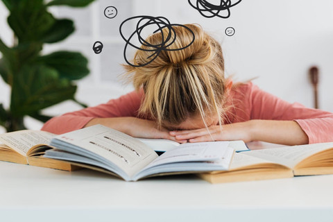 Ilustrasi kelelahan akademik dan mental overload pada masa transisi menuju dewasa. Foto: Kaboompics.com/Pexels