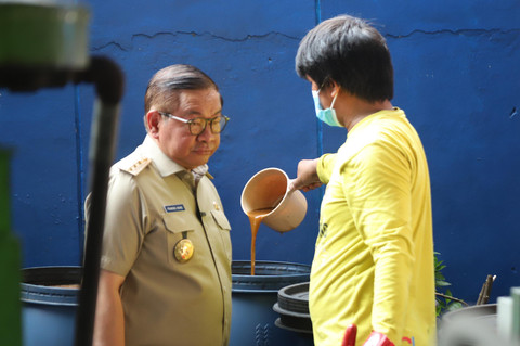 Gubernur DKI Jakarta Pramono Anung meninjau uji coba fasilitas pengolahan sampah di Pasar Induk Kramat Jati, Jakarta, Senin (11/5/2026). Foto: Iqbal Firdaus/kumparan