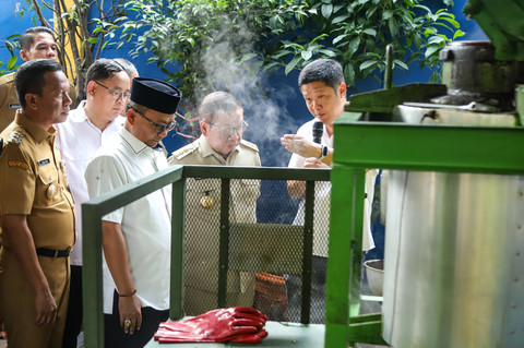 Gubernur DKI Jakarta Pramono Anung meninjau uji coba fasilitas pengolahan sampah di Pasar Induk Kramat Jati, Jakarta, Senin (11/5/2026). Foto: Iqbal Firdaus/kumparan