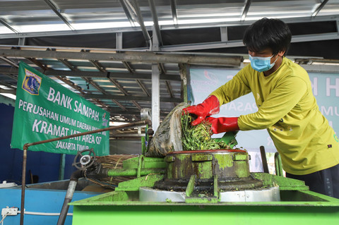 Petugas memasukan sampah organik ke dalam fasilitas pengolahan sampah di Pasar Induk Kramat Jati, Jakarta, Senin (11/5/2026). Foto: Iqbal Firdaus/kumparan