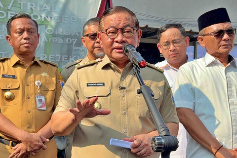 Gubernur DKI Jakarta, Pramono Anung saat memberikan keterangan usai melakukan peninjauan pengolahan sampah organik di Pasar Area 7 Kramat Jati, Jakarta Timur, Senin (11/5/2026). Foto: Jeni Ritanti/kumparan