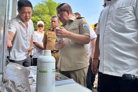 Gubernur DKI Jakarta, Pramono Anung saat melakukan peninjauan pengolahan sampah organik di Pasar Area 7 Kramat Jati, Jakarta Timur, Senin (11/5/2026). Foto: Jeni Ritanti/kumparan