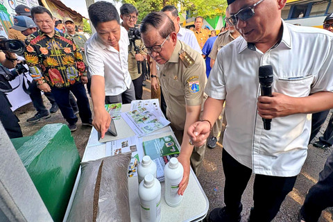 Gubernur DKI Jakarta, Pramono Anung saat melakukan peninjauan pengolahan sampah organik di Pasar Area 7 Kramat Jati, Jakarta Timur, Senin (11/5/2026). Foto: Jeni Ritanti/kumparan