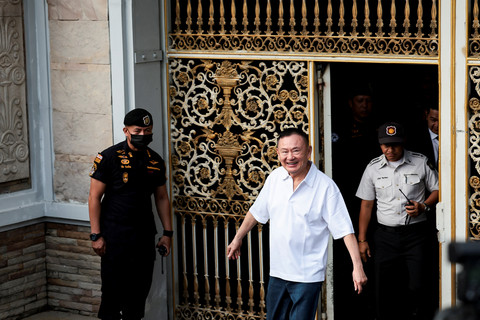 Mantan Perdana Menteri Thailand Thaksin Shinawatra bereaksi setelah dibebaskan dengan pembebasan bersyarat setelah menjalani delapan bulan dari hukuman satu tahunnya di Penjara Pusat Klong Prem, Bangkok, Thailand, 11 Mei 2026. Foto: REUTERS/Chalinee Thirasupa