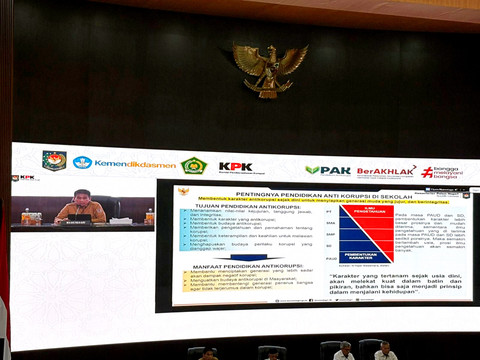 Wamendagri, Akhmad Wiyagus saat memberikan paparan dalam agenda peluncuran Buku Panduan dan Bahan Ajar Pendidikan Antikorupsi di Kantor Kemendagri, Jakarta Pusat, Senin (11/5/2026). Foto: Ryan Iqbal/kumparan