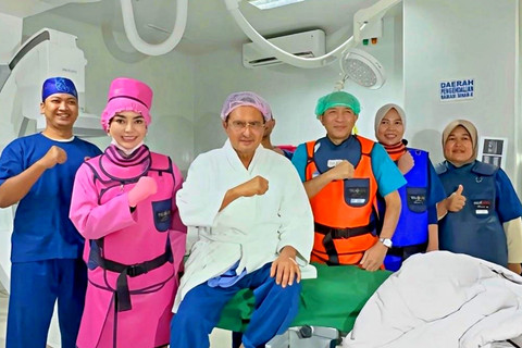 Terapi stem cell oleh Prof. Deby Vinski, pakar stem cell dan regenerative medicine asal Indonesia. Foto: Dok. Istimewa