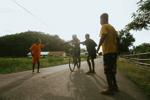 Dukungan dan kehangatan penduduk setempat diterima para ultra cyclist sepanjang perjalanan di Lintang Flores. Foto: Dok. Istimewa