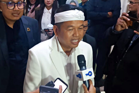 Gubernur Jawa Barat, Dedi Mulyadi, usai menghadiri Rapat Paripurna DPRD Provinsi Jawa Barat pada Senin (11/5/2026). Foto: Abisatya/kumparan