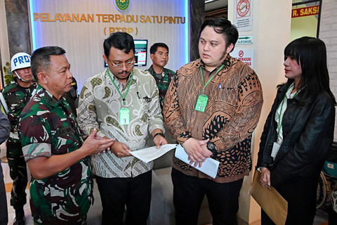 Kuasa hukum Andrie Yunus, TAUD, Alif Fauzi Nurwidiastomo bersama Airlangga Julio berbincang dengan Panitera Pengadilan Militer II-08 Jakarta saat menyerahkan surat penolakan menghadiri sidang di Pengadilan Militer II-08 Jakarta, Senin (11/5/2026). Foto: Fakhri Hermansyah/ANTARA FOTO