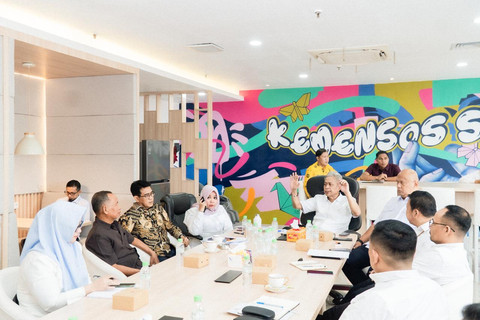 Wakil Menteri Sosial Agus Jabo Priyono menerima kunjungan Bupati Kabupaten Parigi Moutong Erwin Burase di Kantor Kemensos, Jakarta, Senin (11/5/2026). Foto: Kemensos RI