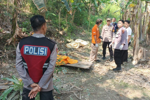 Polisi evakuasi mayat remaja di pinggir Sungai Citarum, Karawang. Foto: Dok. Istimewa