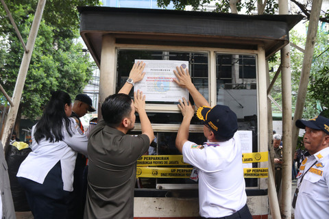 Pansus Tata Kelola Perparkiran DPRD Provinsi DKI Jakarta melakukan tindakan penyegelan terhadap operator parkir ilegal di kawasan Blok M Square. Foto: DPRD Provinsi DKI Jakarta
