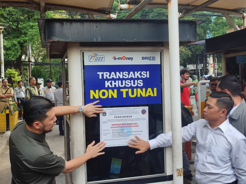 Pansus Tata Kelola Perparkiran DPRD Provinsi DKI Jakarta melakukan tindakan penyegelan terhadap operator parkir ilegal di kawasan Blok M Square. Foto: DPRD Provinsi DKI Jakarta