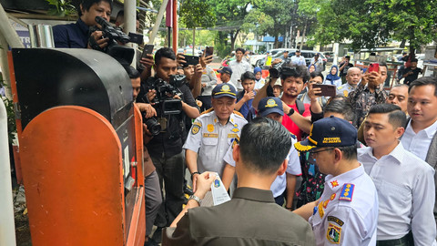 Pansus Tata Kelola Perparkiran DPRD Provinsi DKI Jakarta melakukan tindakan penyegelan terhadap operator parkir ilegal di kawasan Blok M Square. Foto: DPRD Provinsi DKI Jakarta
