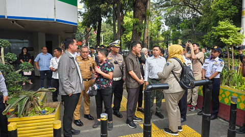 Pansus Tata Kelola Perparkiran DPRD Provinsi DKI Jakarta melakukan tindakan penyegelan terhadap operator parkir ilegal di kawasan Blok M Square. Foto: DPRD Provinsi DKI Jakarta