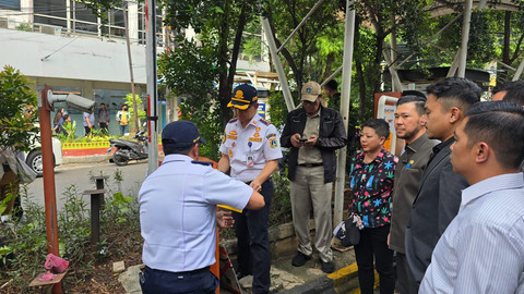 Pansus Tata Kelola Perparkiran DPRD Provinsi DKI Jakarta melakukan tindakan penyegelan terhadap operator parkir ilegal di kawasan Blok M Square. Foto: DPRD Provinsi DKI Jakarta