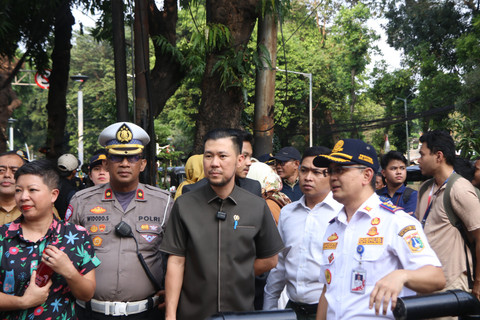Pansus Tata Kelola Perparkiran DPRD Provinsi DKI Jakarta melakukan tindakan penyegelan terhadap operator parkir ilegal di kawasan Blok M Square. Foto: DPRD Provinsi DKI Jakarta
