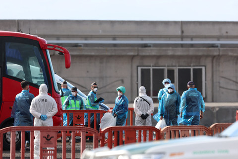 Penumpang dari kapal pesiar MV Hondius yang terdampak hantavirus menaiki bus di pelabuhan Granadilla de Abona, Tenerife, Spanyol, Minggu (10/5/2026). Foto: Hannah McKay/REUTERS