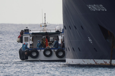 Penumpang AS dari kapal pesiar MV Hondius, yang terdampak wabah hantavirus, dipindahkan dengan perahu ke pelabuhan setelah turun dari kapal, di pelabuhan Granadilla de Abona, Tenerife, Spanyol, Minggu (10/5/2026). Foto: Hannah McKay/REUTERS